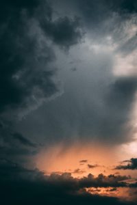 Si on sort du déni on aperçoit le soleil après l’orage