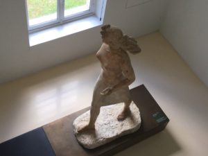 Une sculpture qui montre une femme droite marcher en regardant devant elle, sans déni